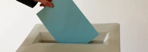 Person bei der Stimmabgabe